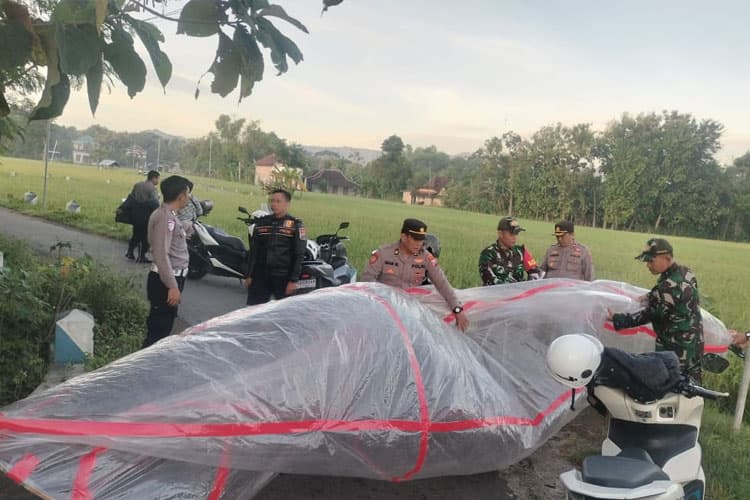 Patroli Gabungan di Ponorogo, Babinsa Temukan Balon Udara Liar dan Petasan